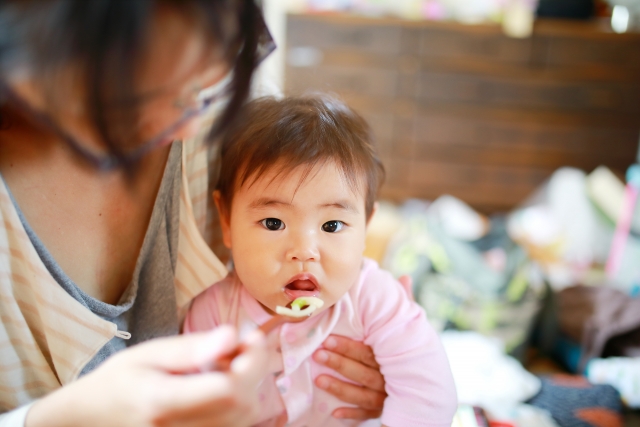 赤ちゃんに外食でうどんを食べさせるときのポイント６つ！便利グッズもご紹介